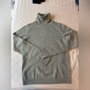 Uniqlo turtleneck cashmere sweater, women size s